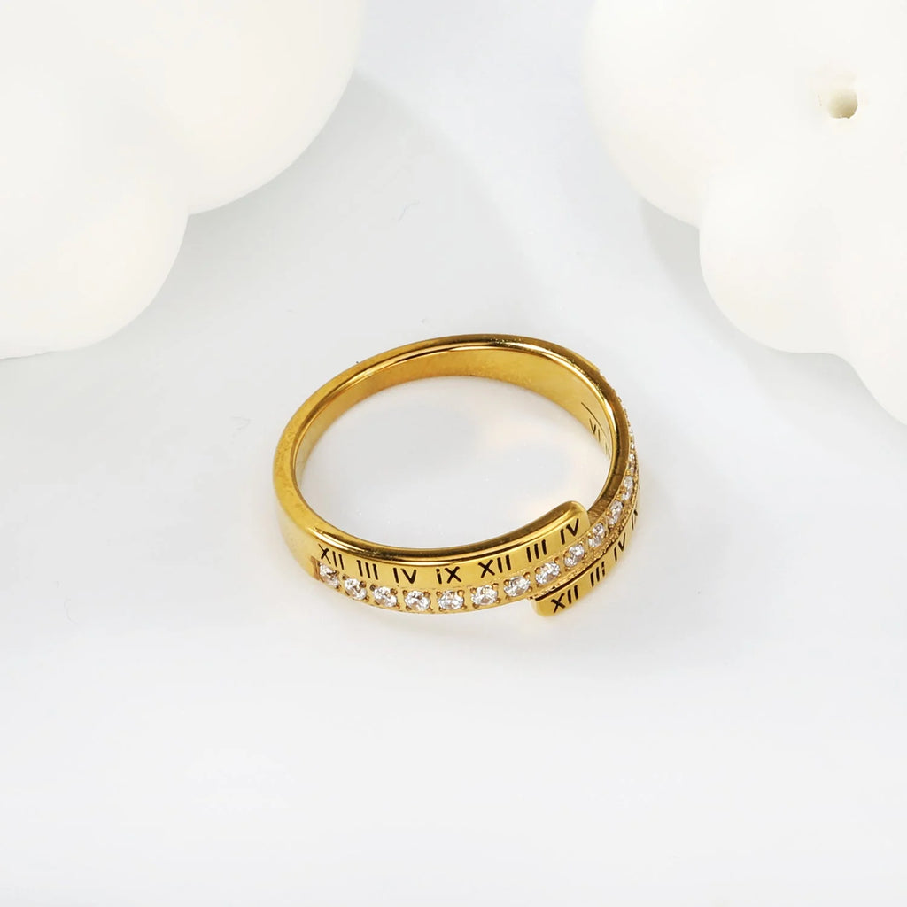 Anello singolo color oro con zirconi bianchi CNC e numeri romani.