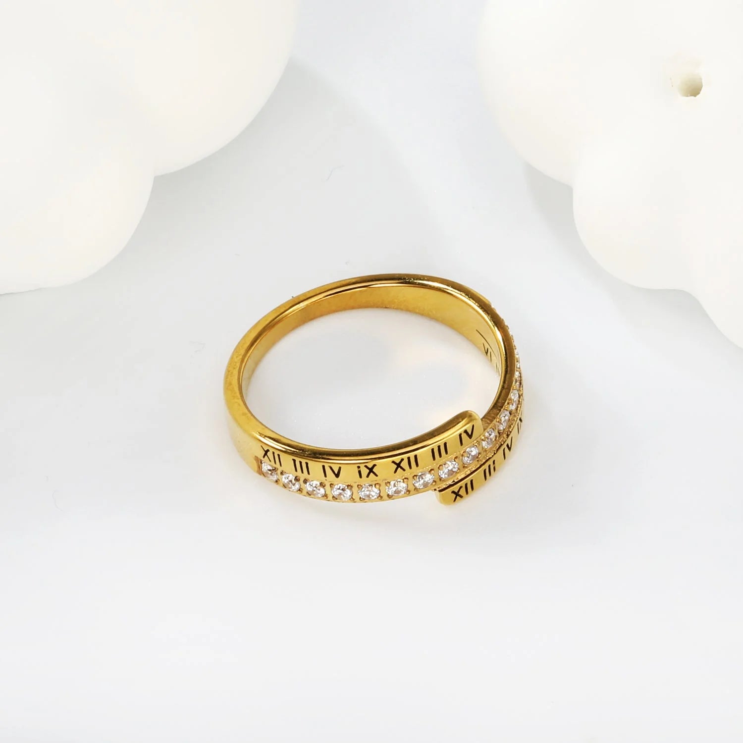 Anello singolo color oro con zirconi bianchi CNC e numeri romani.