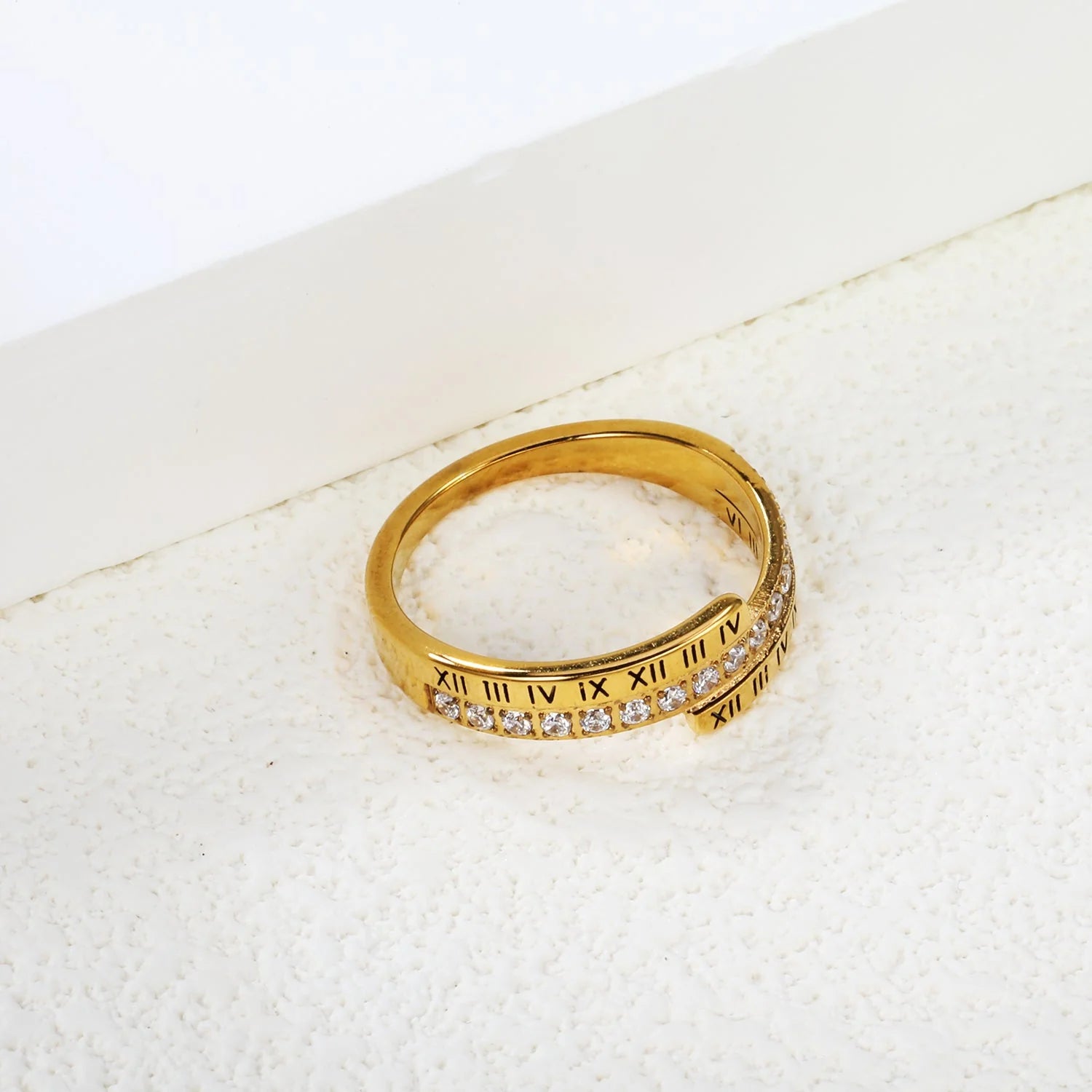 Anello singolo color oro con zirconi bianchi CNC e numeri romani.