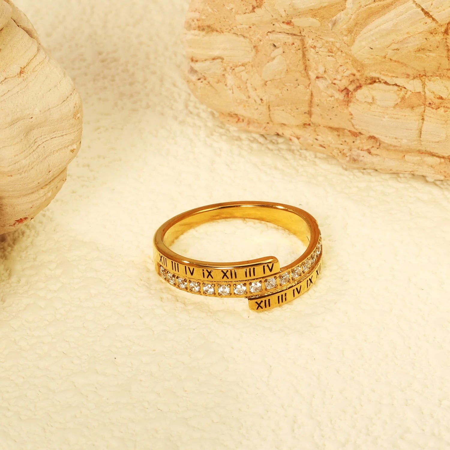 Anello singolo color oro con zirconi bianchi CNC e numeri romani.