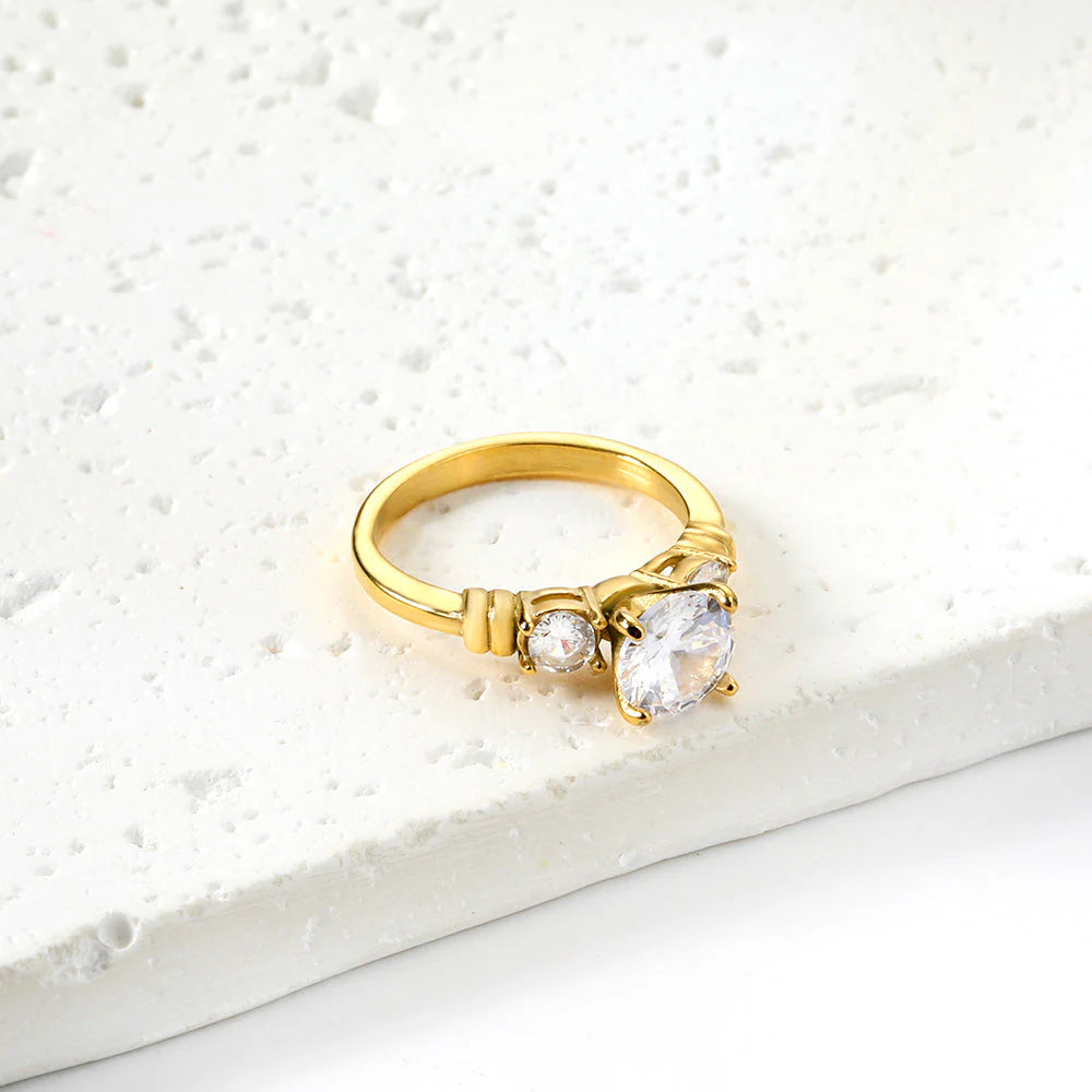 Anello da donna in acciaio inossidabile di alta qualità, stile lusso leggero, con diamanti incastonati. Gioielli in acciaio inossidabile di alta qualità.