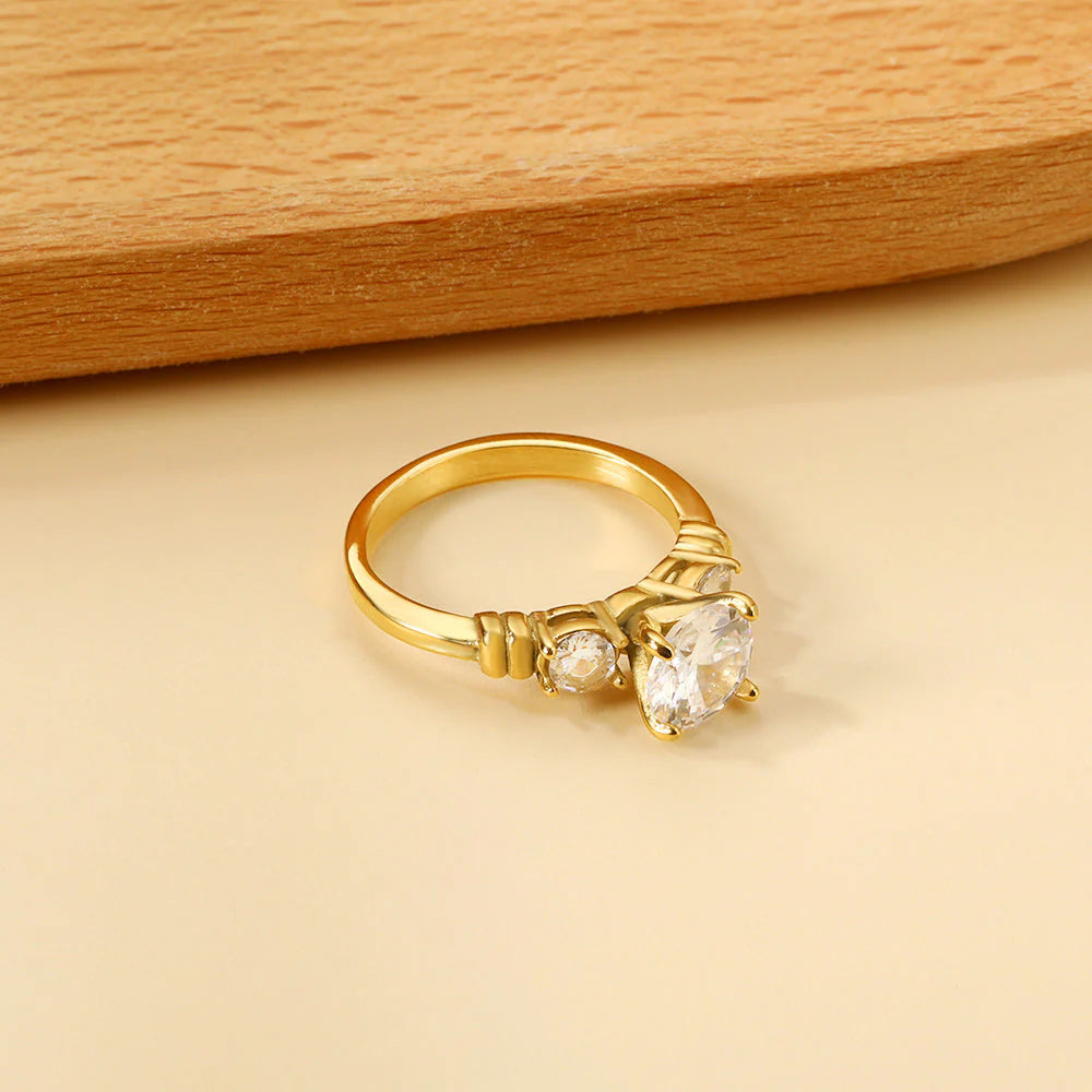Anello da donna in acciaio inossidabile di alta qualità, stile lusso leggero, con diamanti incastonati. Gioielli in acciaio inossidabile di alta qualità.