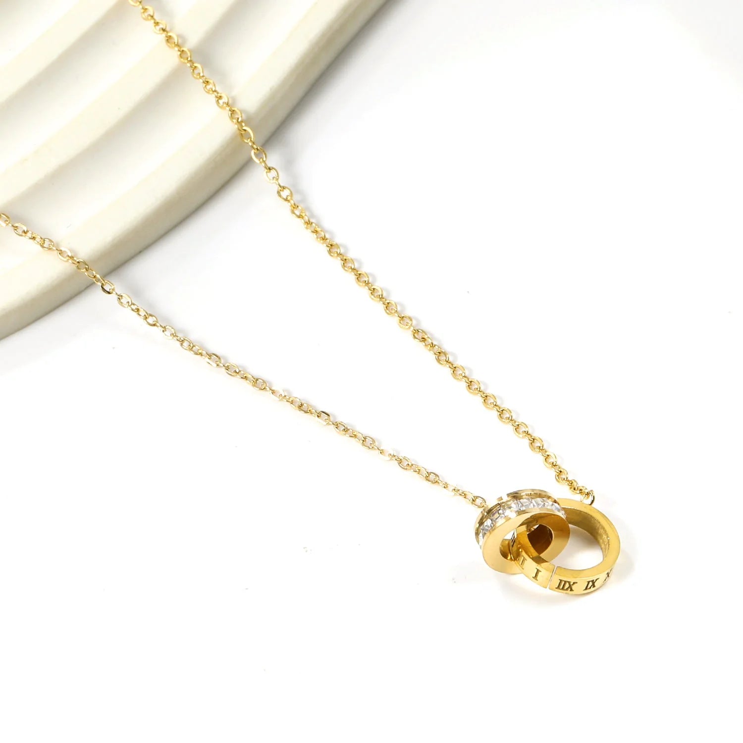 Collana con ciondolo a doppio cerchio con diamanti e numeri romani, 44+5 cm, colore oro.