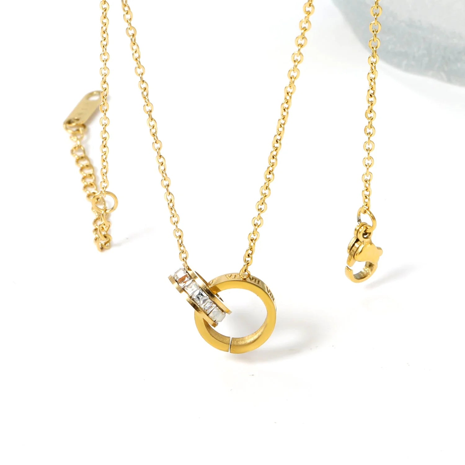 Collana con ciondolo a doppio cerchio con diamanti e numeri romani, 44+5 cm, colore oro.