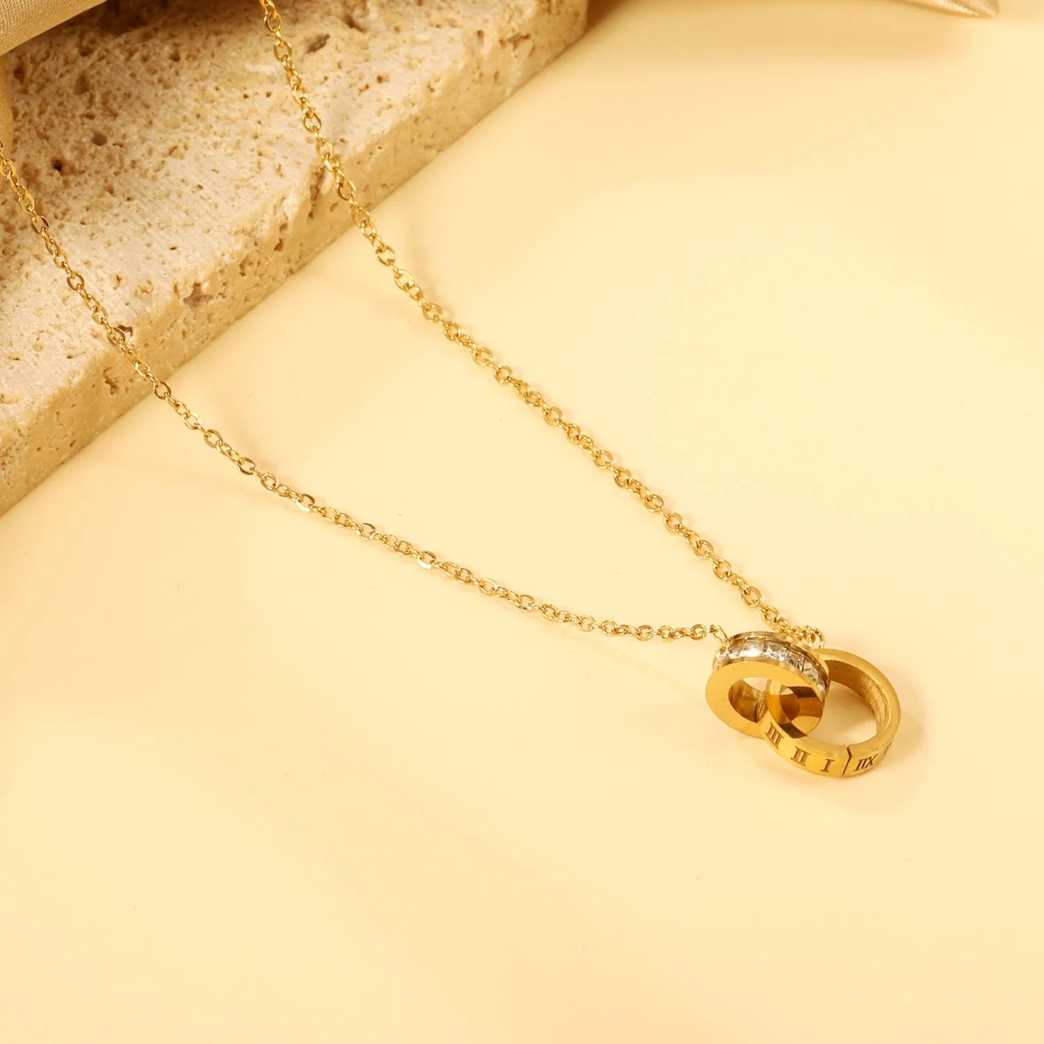 Collana con ciondolo a doppio cerchio con diamanti e numeri romani, 44+5 cm, colore oro.
