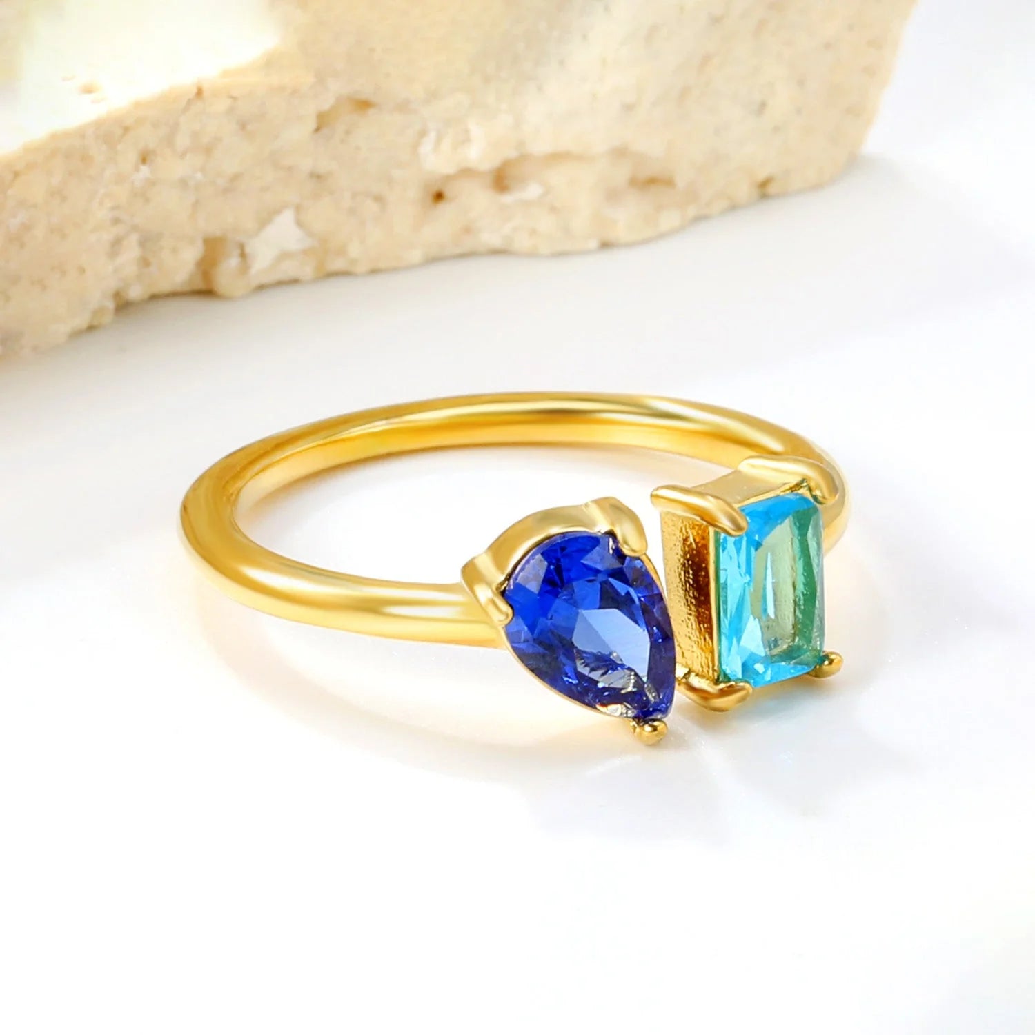 Anello doppio placcato oro 18 carati con pietre preziose multicolore.
