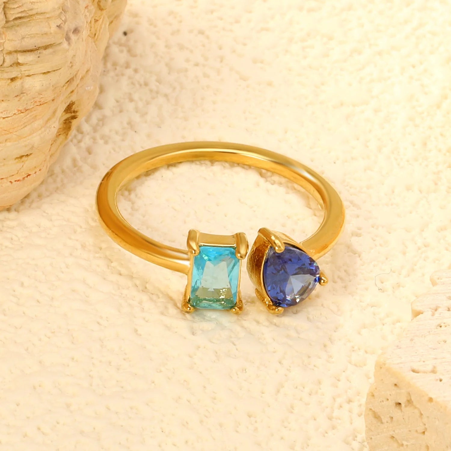 Anello doppio placcato oro 18 carati con pietre preziose multicolore.
