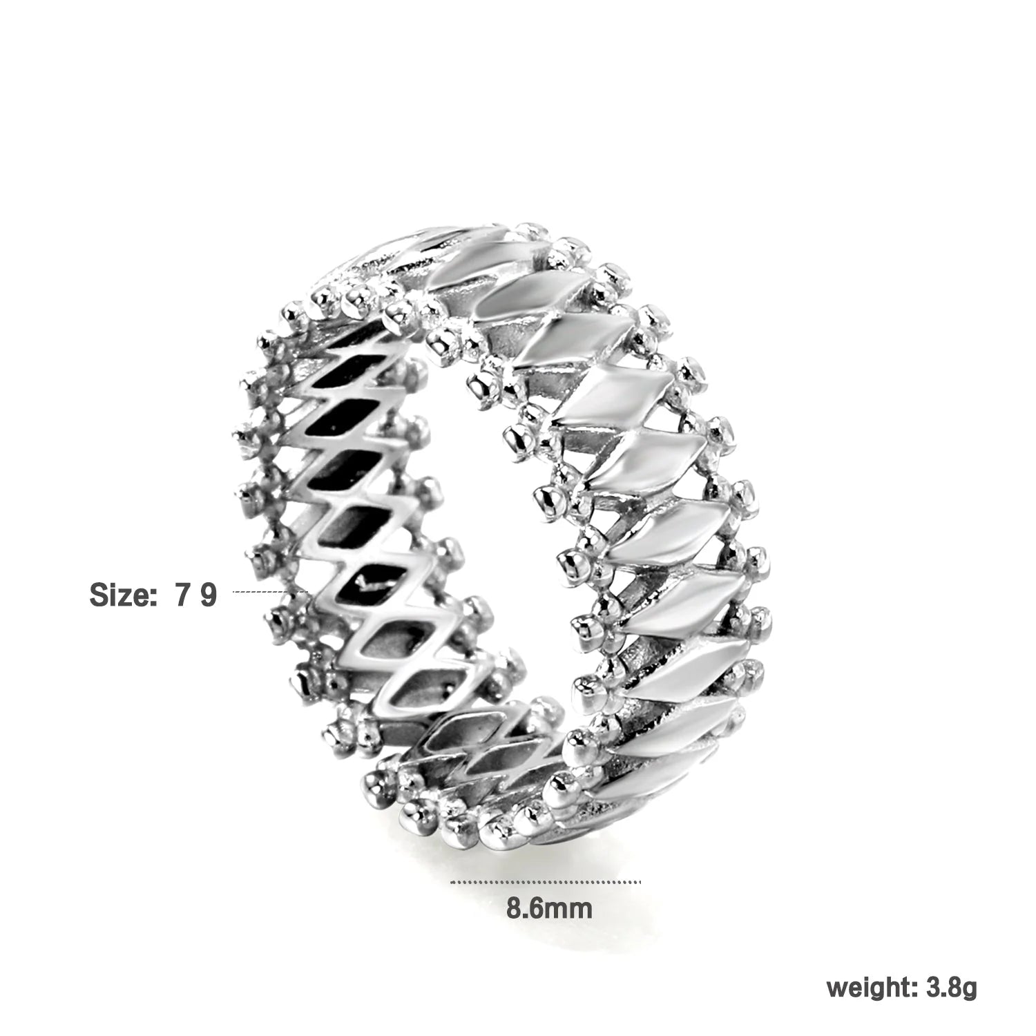 Anello composto da una pluralità di forme a diamante combinate e circondate da un anello protettivo.