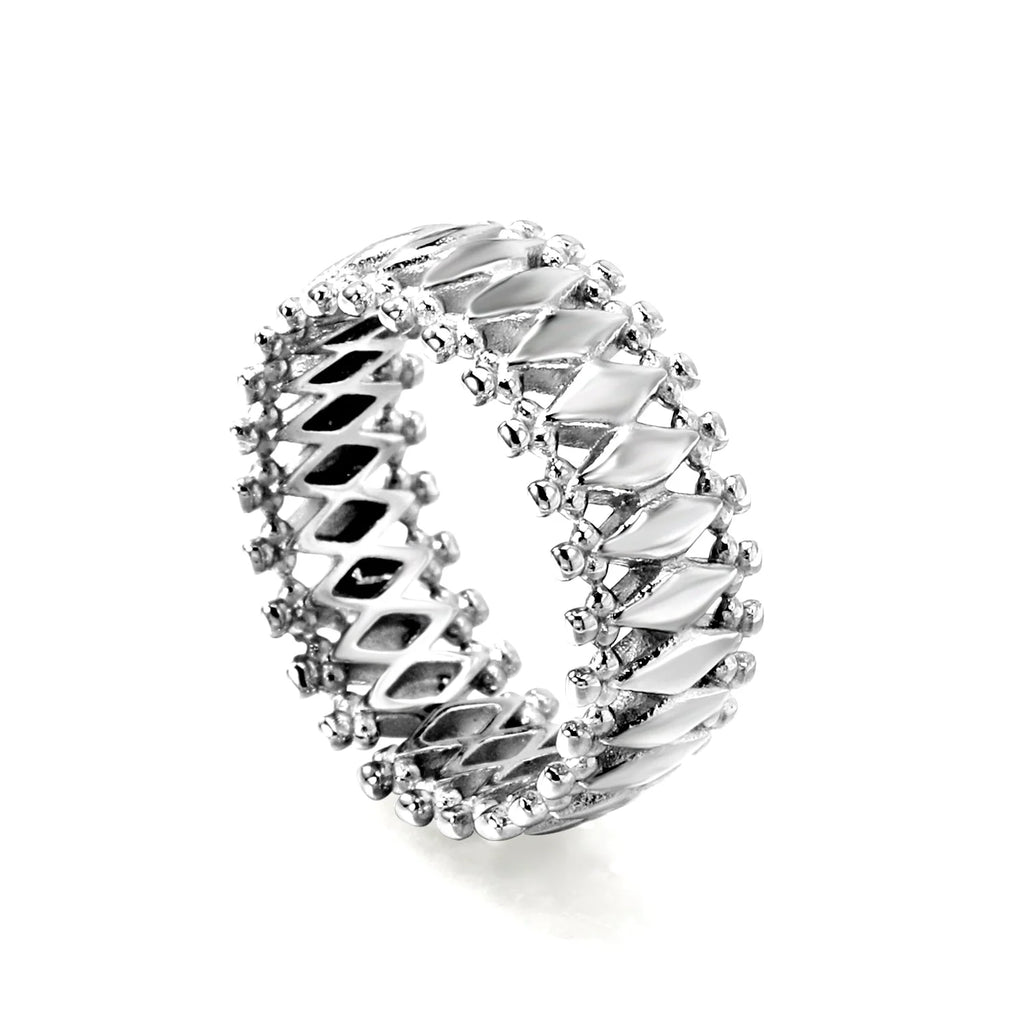 Anello composto da una pluralità di forme a diamante combinate e circondate da un anello protettivo.