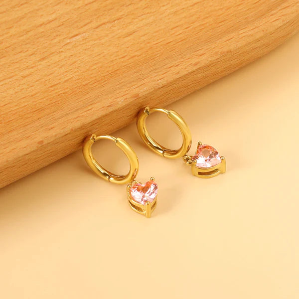 Orecchini a perno rosa con cerchio da 2x14 mm e cuore di diamanti, dimensioni 6,4*7,2 mm.