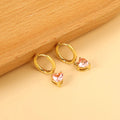 Orecchini a perno rosa con cerchio da 2x14 mm e cuore di diamanti, dimensioni 6,4*7,2 mm.