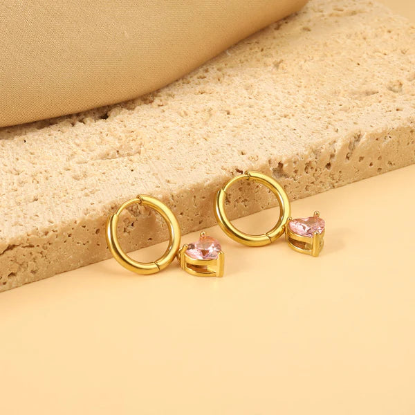 Orecchini a perno rosa con cerchio da 2x14 mm e cuore di diamanti, dimensioni 6,4*7,2 mm.