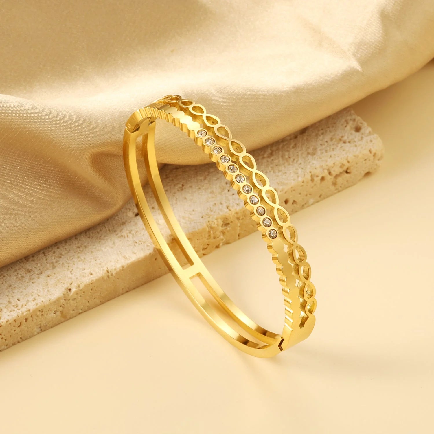 Bracciale a doppio filo color oro con diamanti