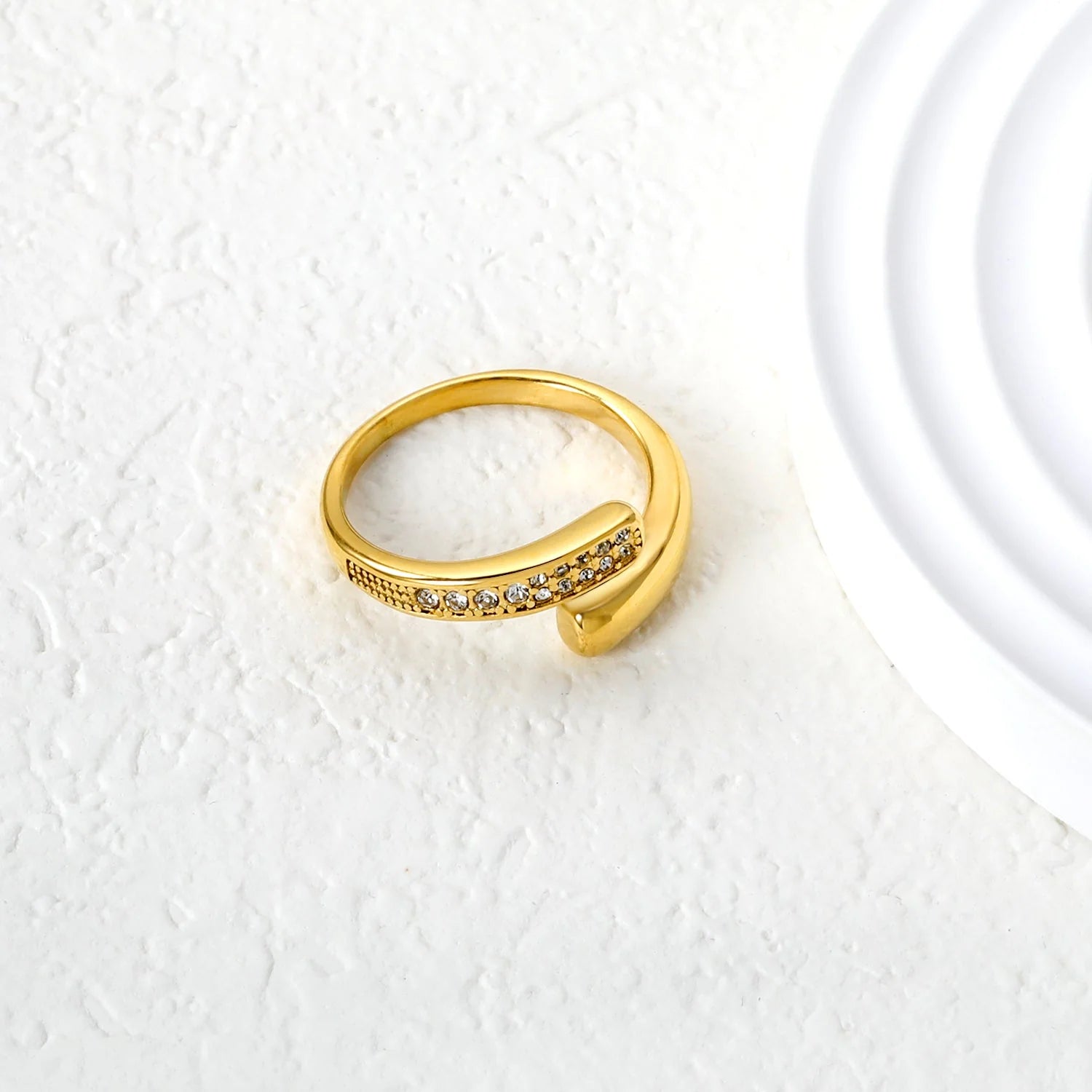 Anello aperto in oro da 9,1 mm con doppia fila irregolare di diamanti bianchi/viola/blu/smeraldi.