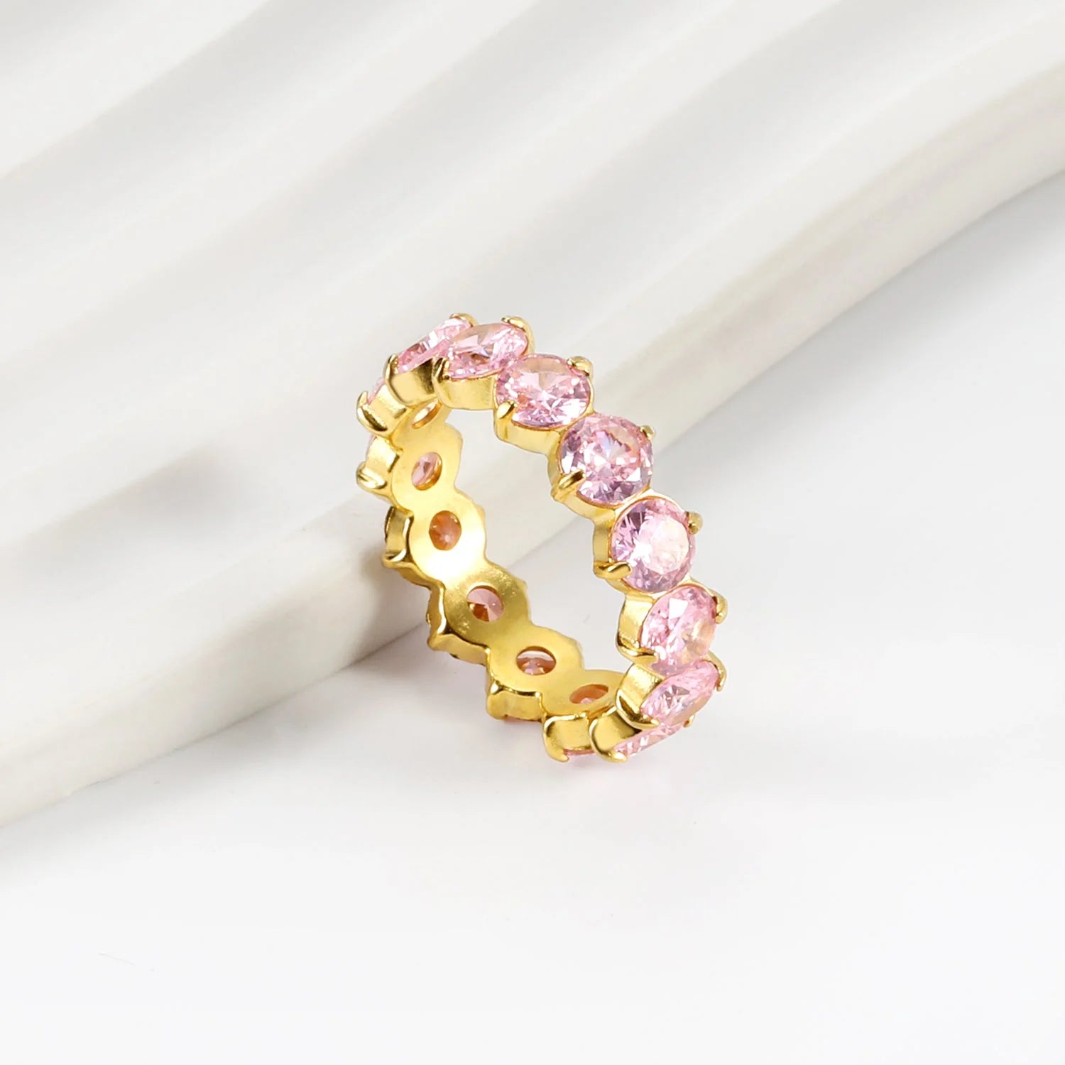 Nuovo anello con pietra bianca da donna, leggero, lussuoso, senso di alta classe con temperamento elegante, in metallo.