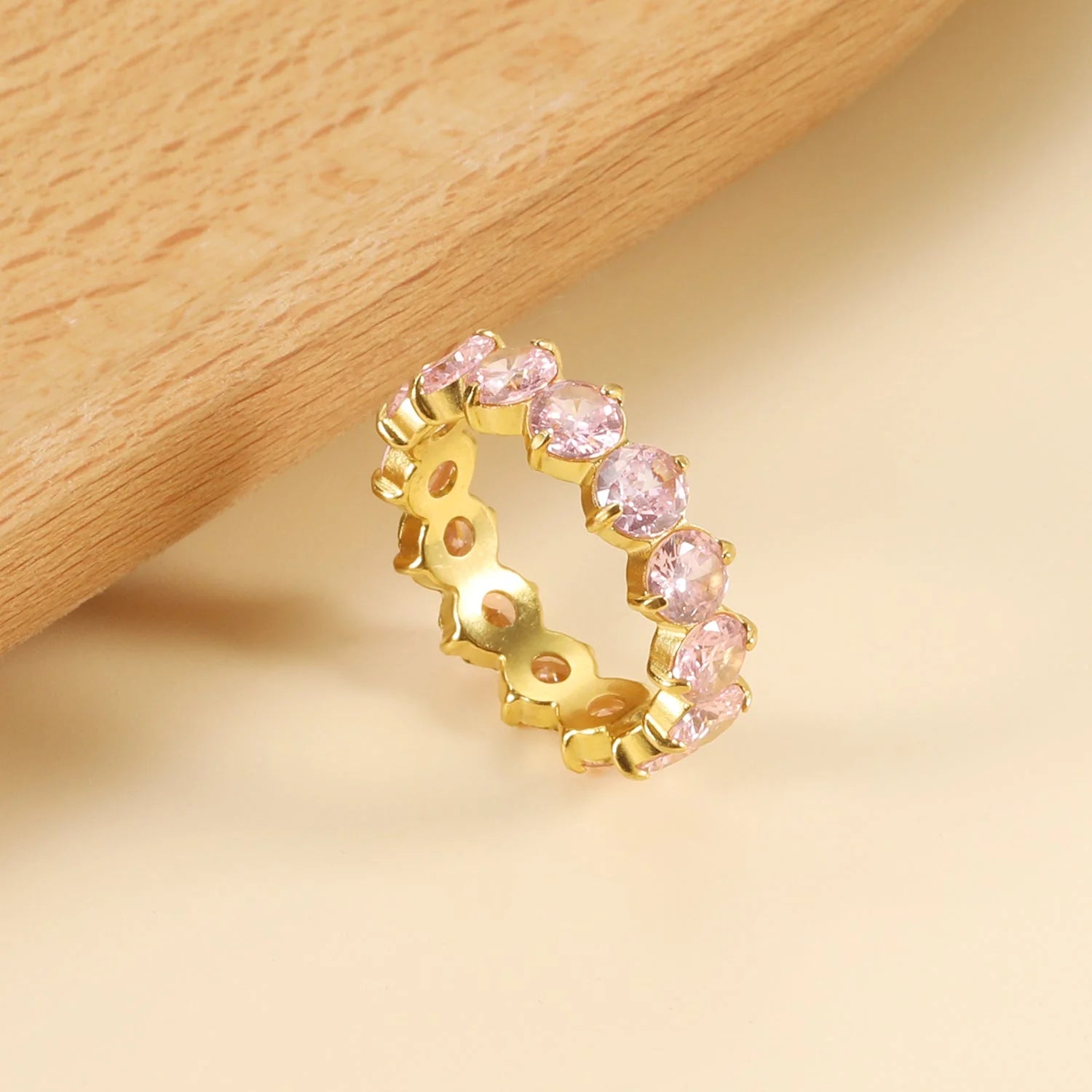 Nuovo anello con pietra bianca da donna, leggero, lussuoso, senso di alta classe con temperamento elegante, in metallo.