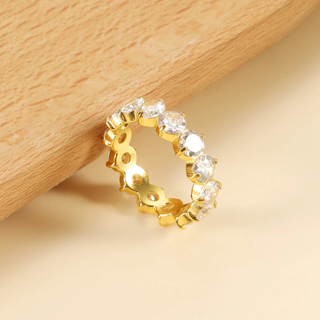 Nuovo anello con pietra bianca da donna, leggero, lussuoso, senso di alta classe con temperamento elegante, in metallo.