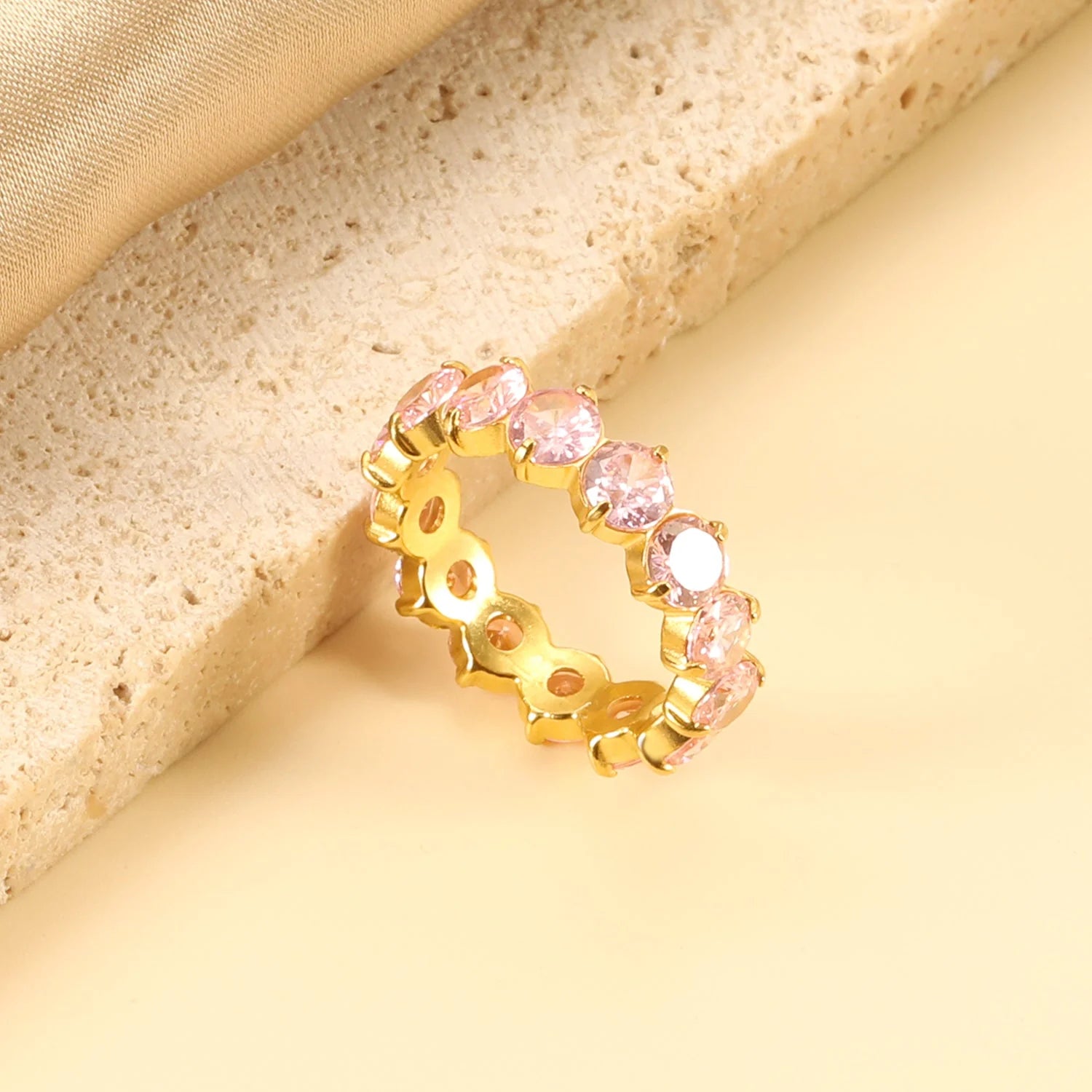Nuovo anello con pietra bianca da donna, leggero, lussuoso, senso di alta classe con temperamento elegante, in metallo.