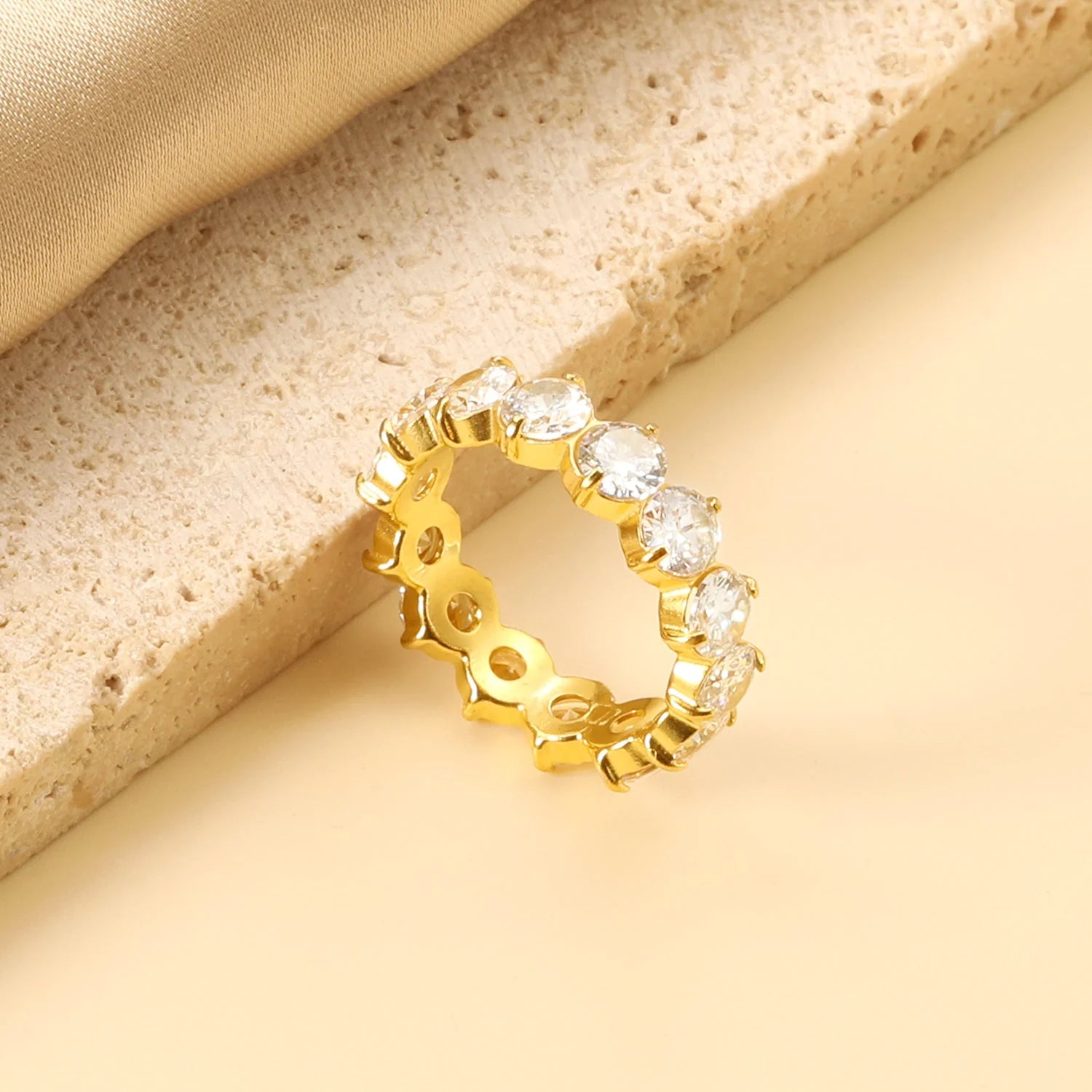 Nuovo anello con pietra bianca da donna, leggero, lussuoso, senso di alta classe con temperamento elegante, in metallo.