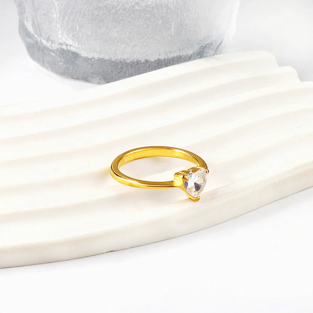 Anello a tre griffe a forma di cuore con diamante bianco