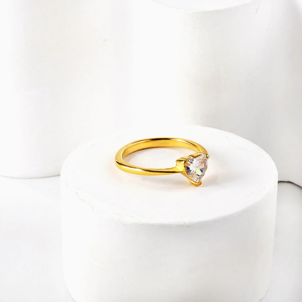 Anello a tre griffe a forma di cuore con diamante bianco