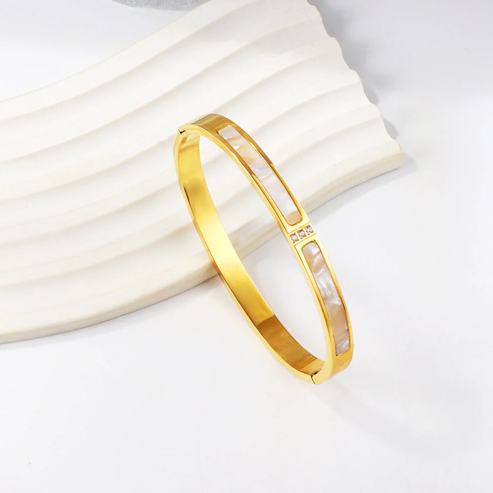 Bracciale con diamanti e due incastonature a conchiglia