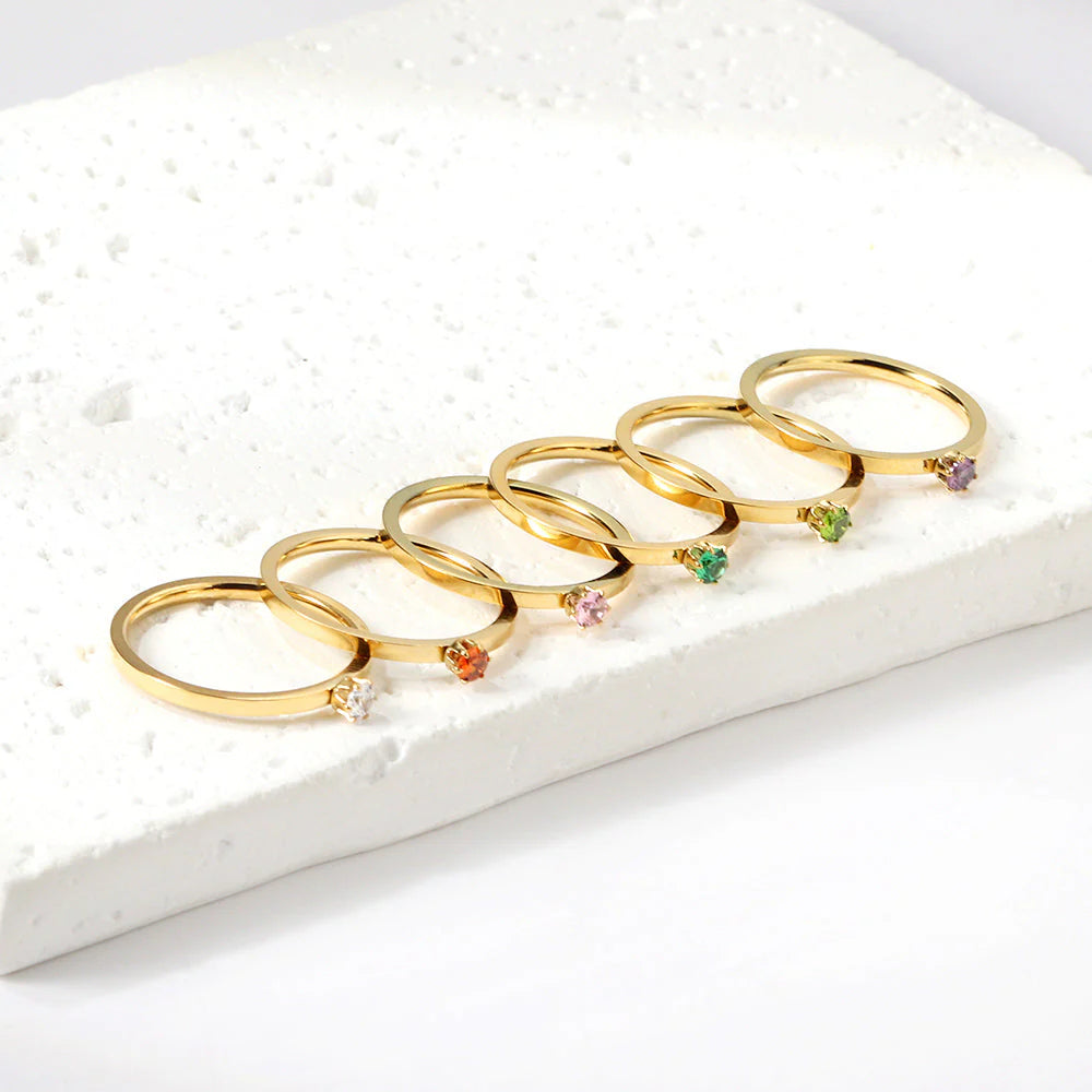 Anello semplice e lineare in oro con zirconi multicolore.