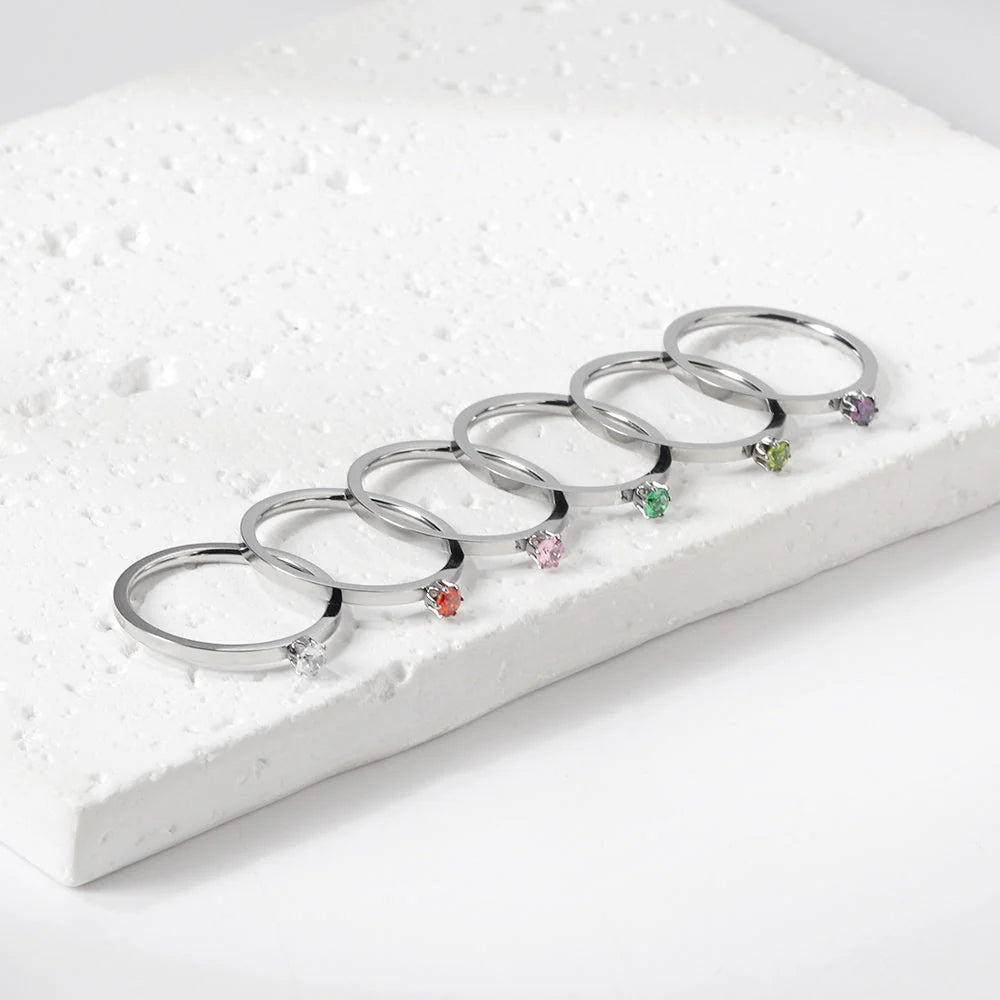 Anello semplice e lineare con zirconi multicolore.