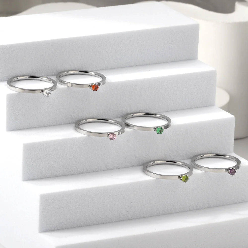 Anello semplice e lineare con zirconi multicolore.