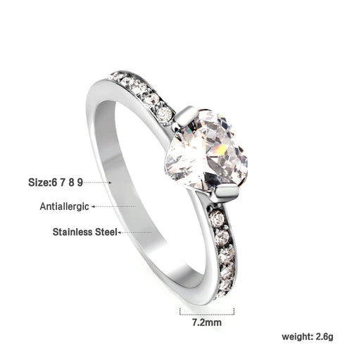 Anello a corona semplice, traforato, con bordo geometrico chiuso e sei griffe di diamanti.