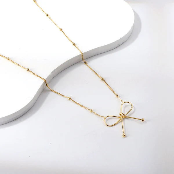 Collana con ciondolo a forma di fiocco placcato in oro 18 carati